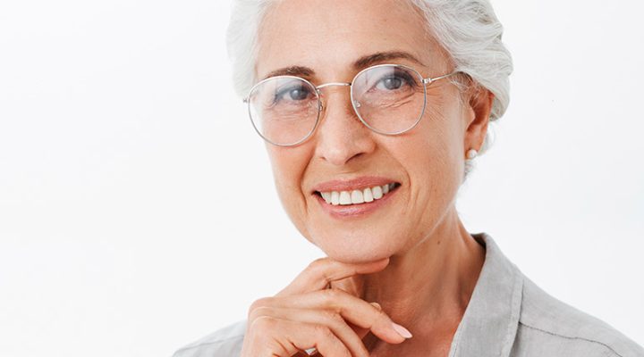 Señora mayor sonriendo - Dentista Barato en Cuenca - Dentista en Cuenca - Clínica Dental Millán