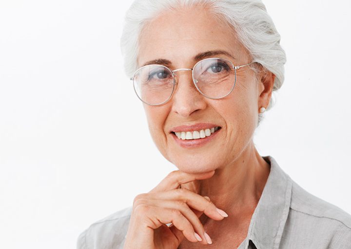 Señora mayor sonriendo - Dentista Barato en Cuenca - Dentista en Cuenca - Clínica Dental Millán